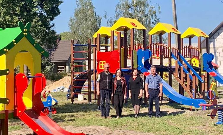 Рівненщина: У Карпилівці народний депутат Віктор М’ялик подарував радість малечі